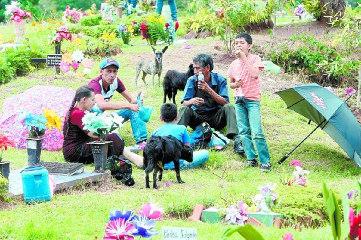 Cementerios se llenan de plegarias, flores y música