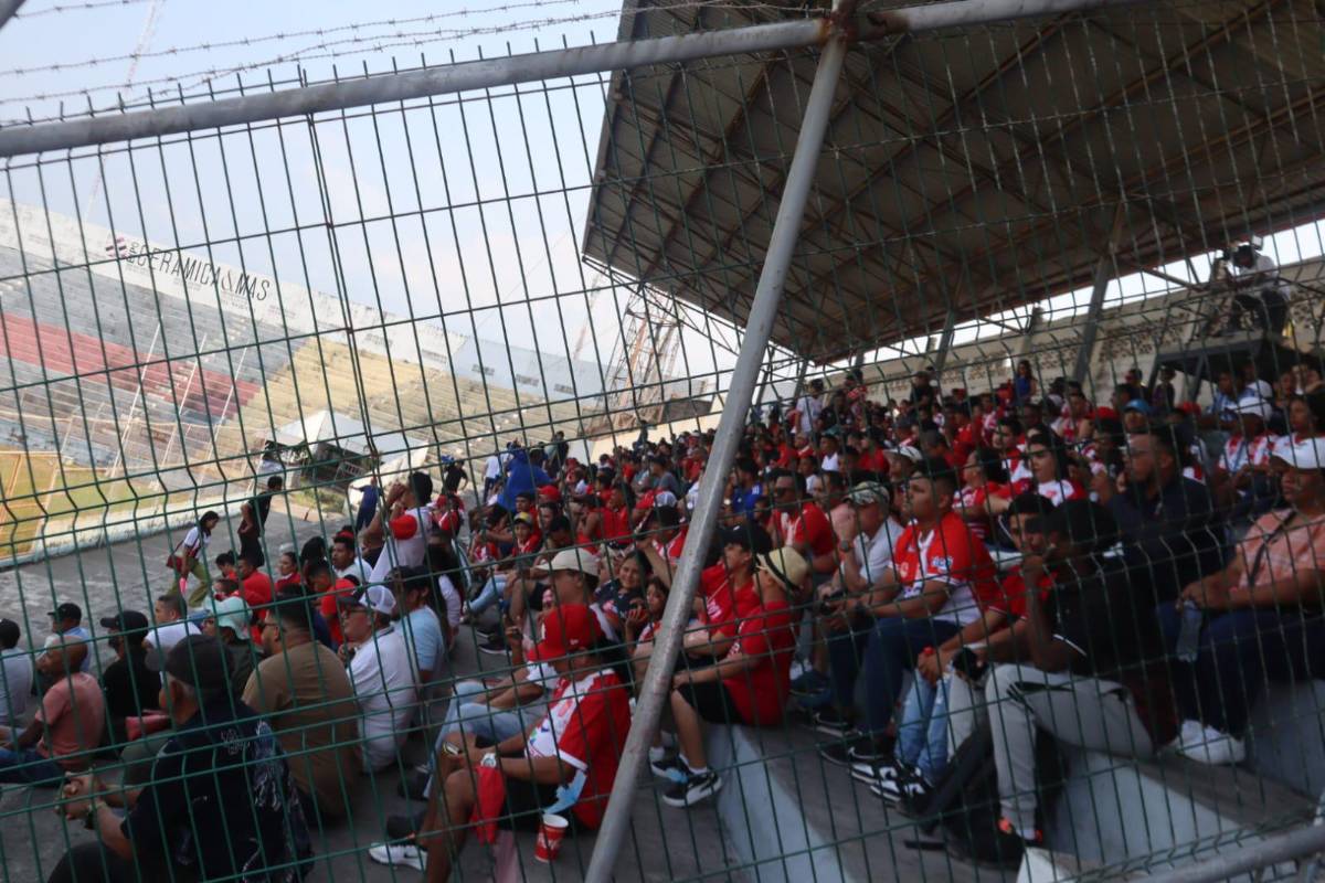 Los aficionados a la espera que arranque el partido.
