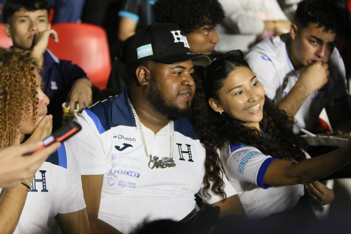 Beso de Milagro Flores a Supremo y furor de la afición: Tiktokers llegan al Honduras-Nicaragua