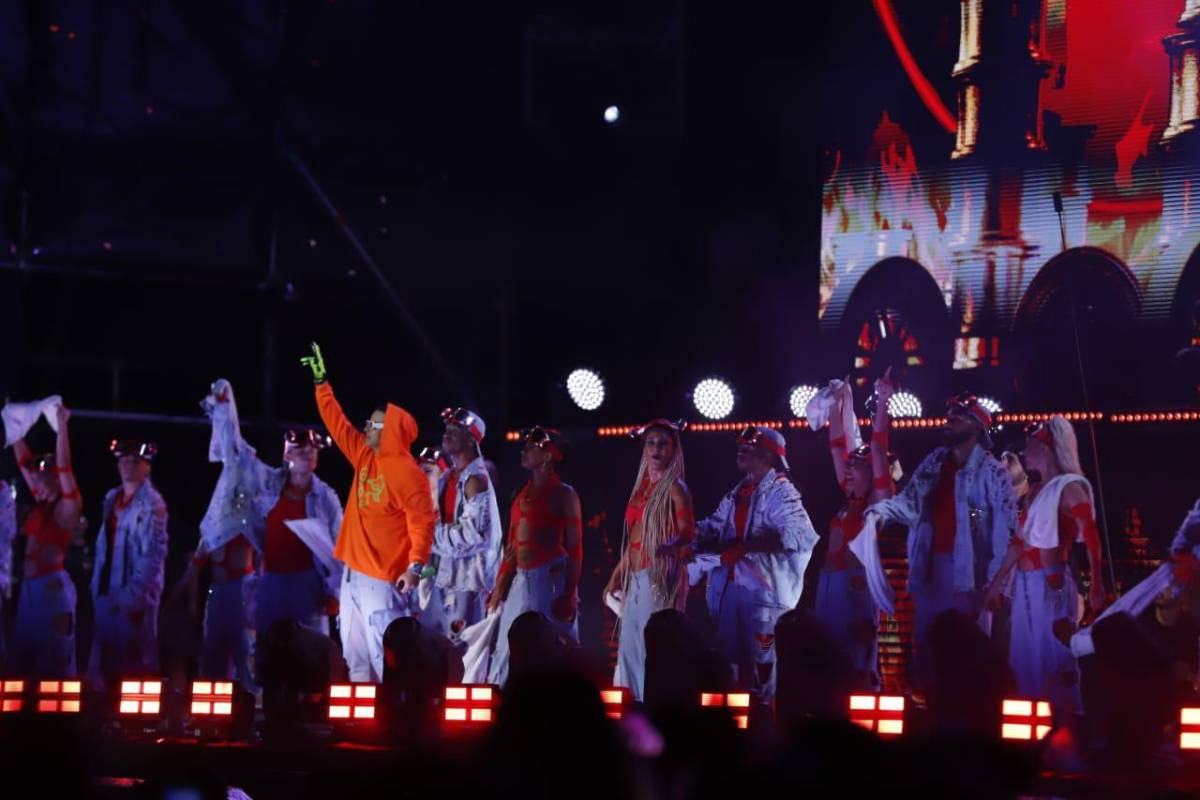Durante el show el cantante se hizo acompañar de sus bailarines.