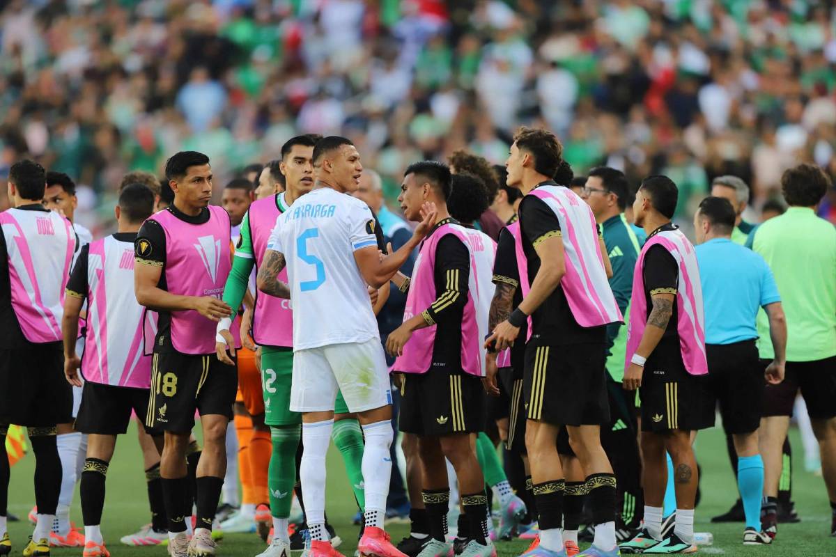 En fotos: Así fue la pelea entre jugadores de Honduras y México en la semifinal de Copa Oro