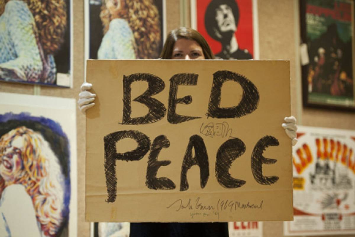 Cartel 'Bed Peace' de Lennon se vende por 113,000 euros