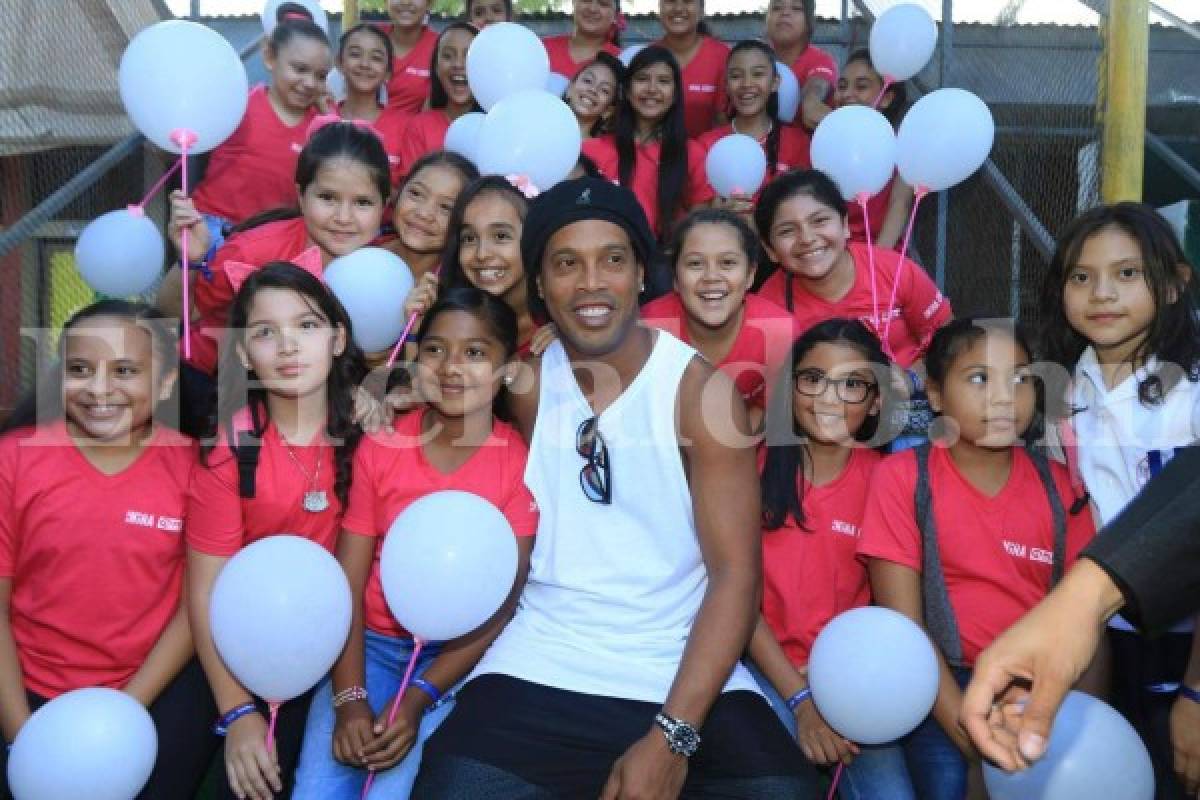 Ronaldinho plasmó su firma en escuela de la colonia Kennedy