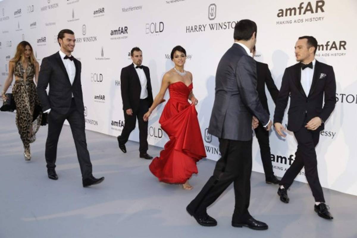 Escotes y celebridades en la gala Amfar 2015