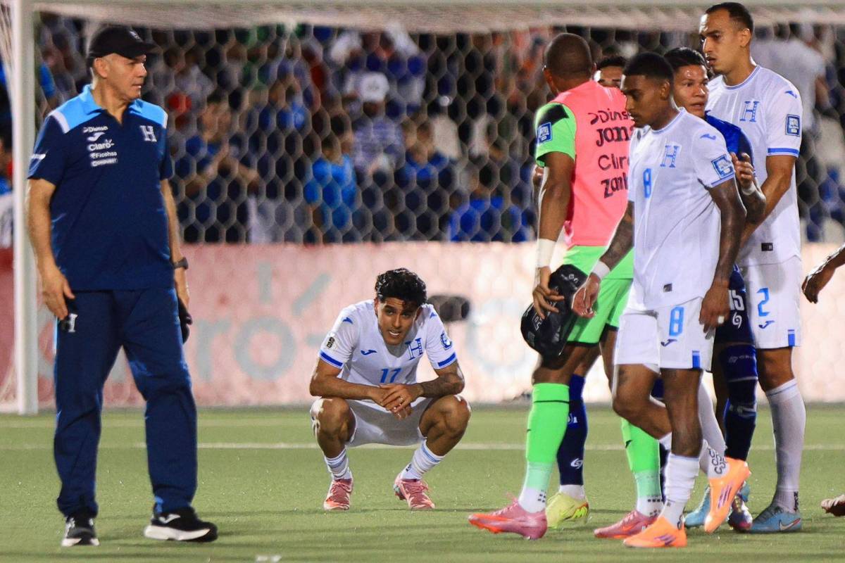 Tristeza de jugadores de Honduras luego de caer ante Nicaragua por la eliminatoria