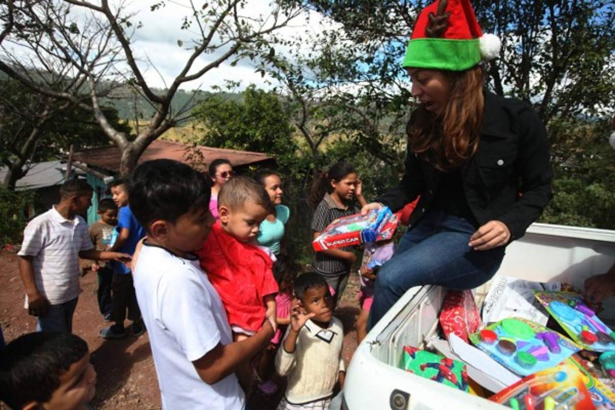 Júbilo y sonrisas durante entrega de juguetes a niños de la capital
