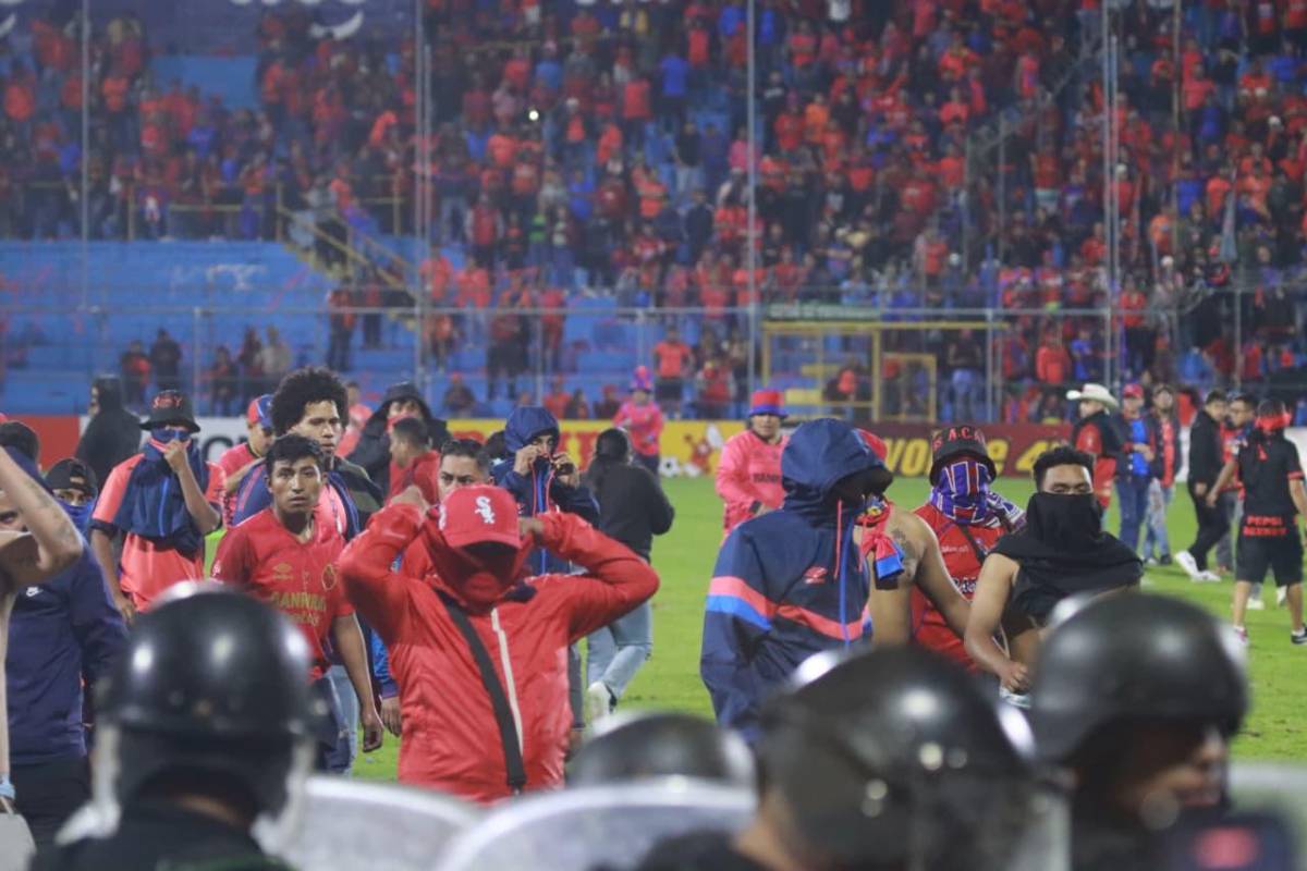 Dos hondureños involucrados: Final de Guatemala termina en pleito entre aficionados