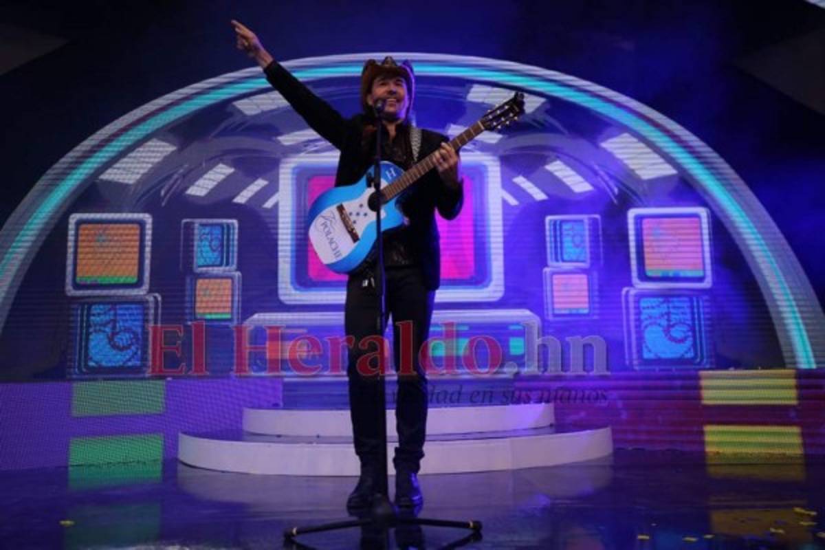 El artista Polache hizo bailar a todos con sus populares canciones. Foto Johny Magallanes| EL HERALDO