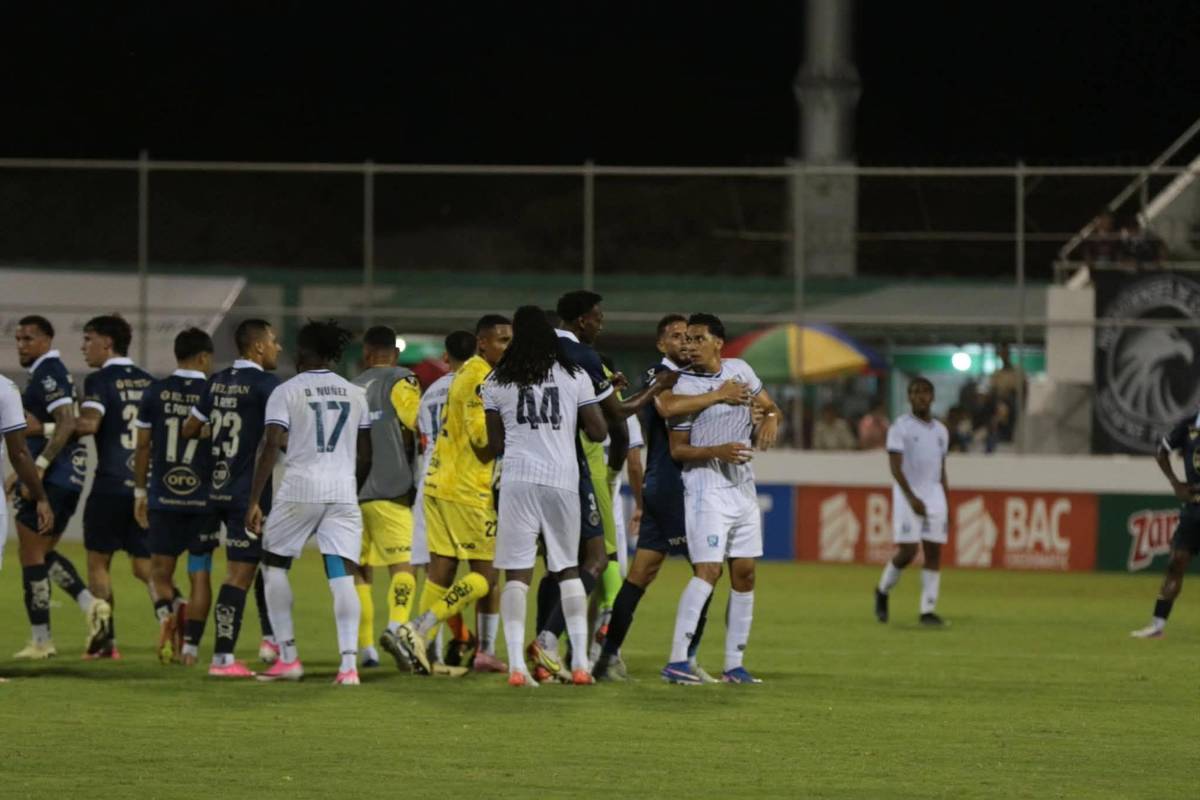 Polémico penal, ayuda del FVS y zafarrancho entre jugadores del Motagua y Génesis