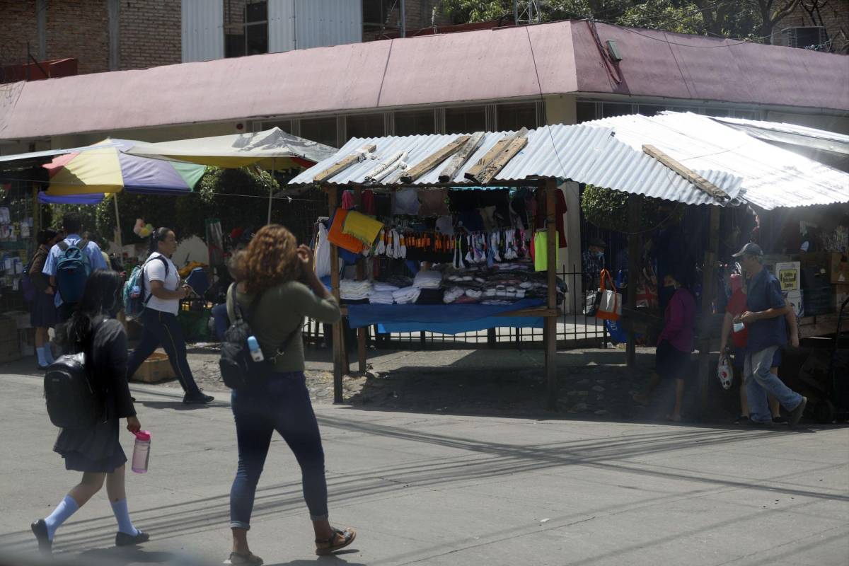 Dura tarea de la Alcaldía para ordenar a 100 mil vendedores ambulantes de la capital