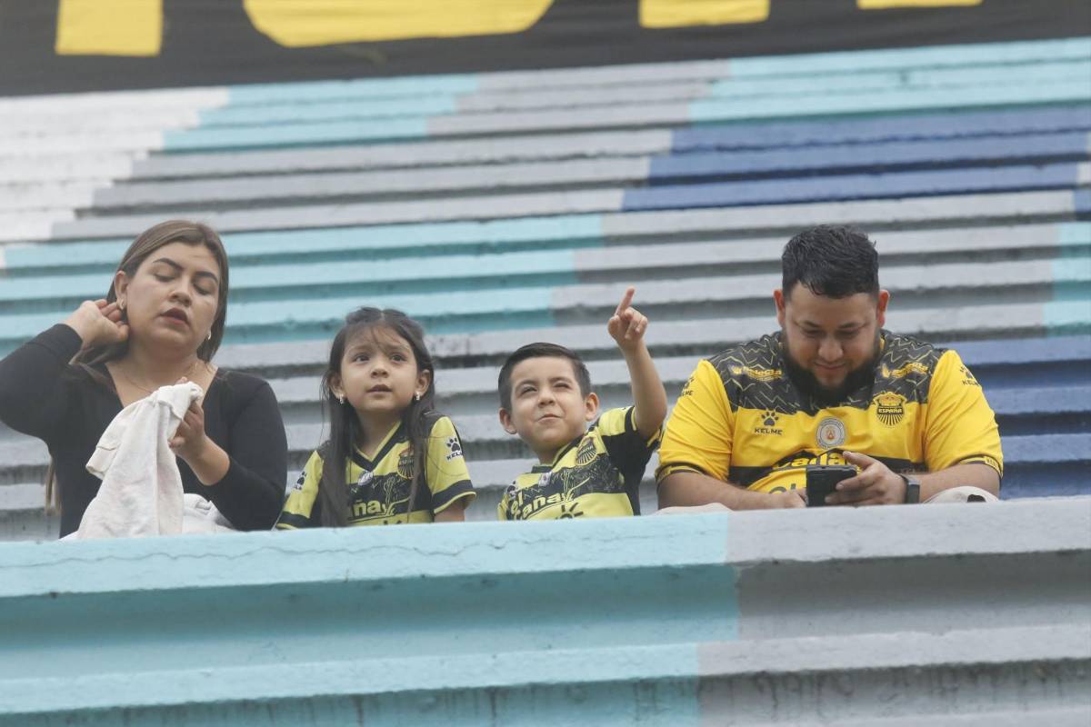 Exfutbolistas hondureños y bellas chicas sorprenden en la previa del clásico sampedrano