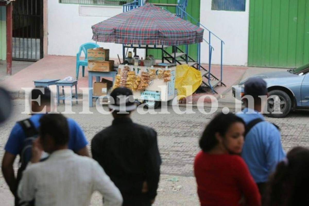 Los vecinos del sector conmocionados en la zona del incidente violento. Foto David Romero.