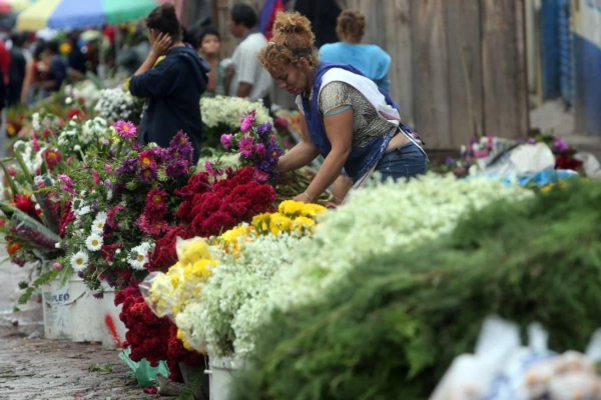 Hondureños rinden tributo a sus familiares ausentes