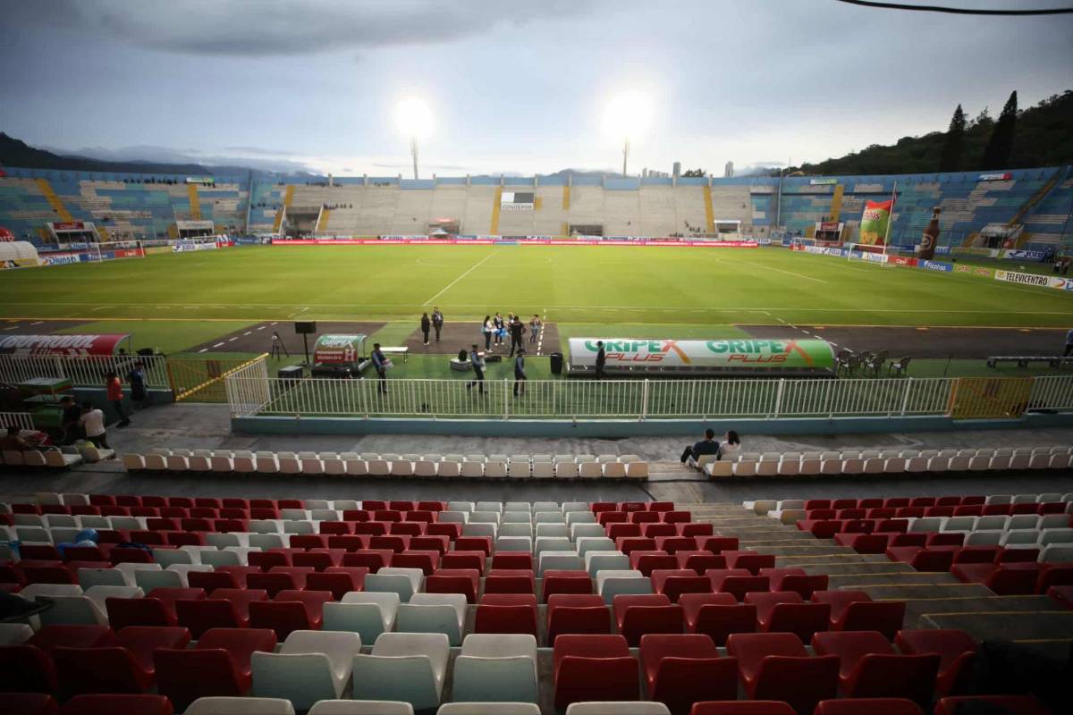 Periodista sorprende y beso a la copa: Ambiente previo al partido entre Honduras y Nicaragua