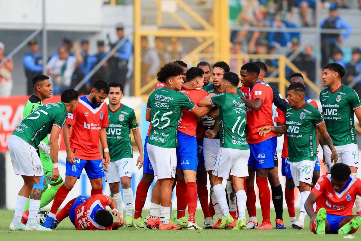 Entre puñetazos y agarrones terminó el clásico entre Marathón y Olimpia Entre puñetazos y agarrones terminó el clásico entre Marathón y Olimpia