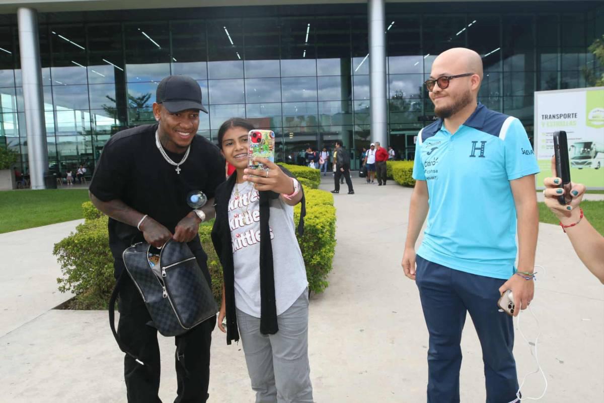 Quioto recibe propuesta y linda chica cautivó en llegada de legionarios a Honduras