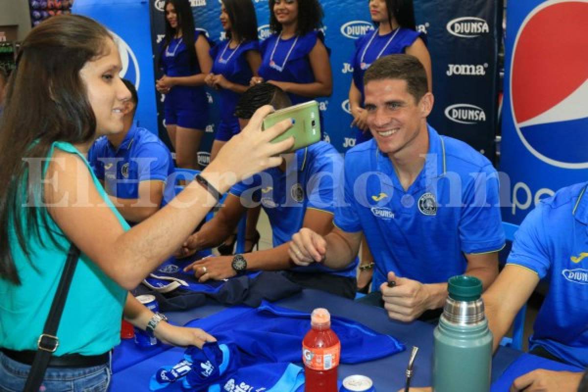 Motagua realizó firma de autógrafos ante decenas de aficionados en la capital