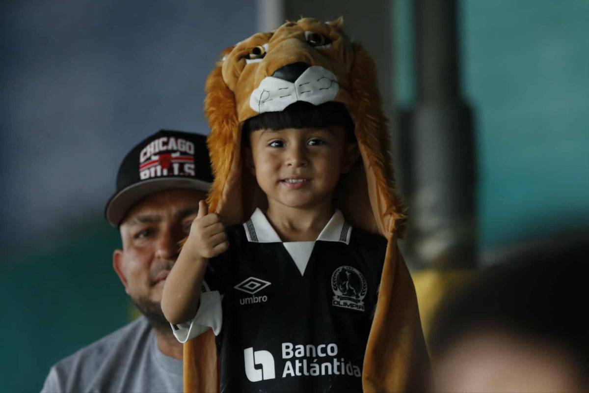 Hermosas chicas, leones y tiburones: gran ambiente para Platense vs Olimpia