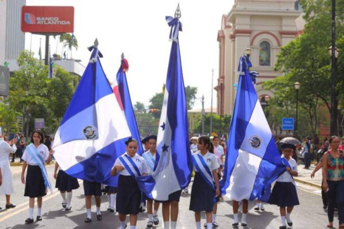 Sampedranos le rinden honores a la patria con colorido desfile