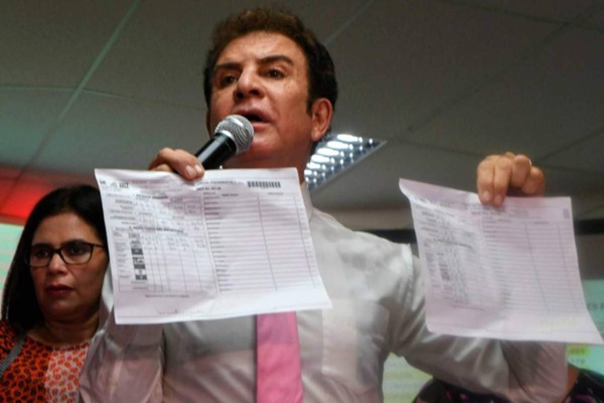 Nasralla estaba bastante sudado, debido a la falta de aire acondicionado. Foto AFP