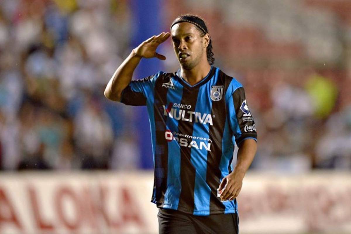 Las ocho camisetas que se puso Ronaldinho en sus 18 años de carrera