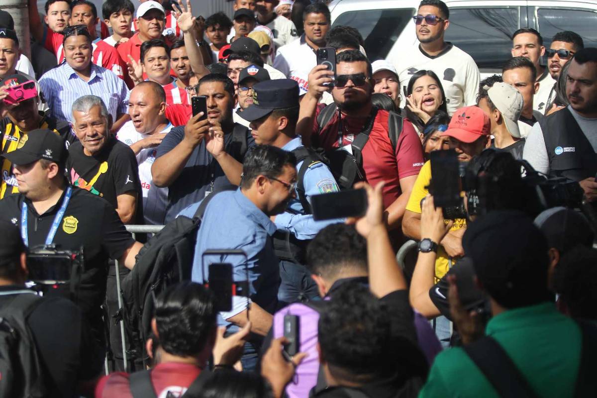 Recibimiento hostil, jugadores llegan de civil y fiesta olimpista previo a final ante Real España