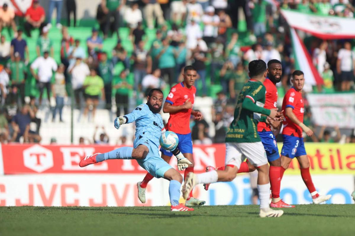 Pelea entre jugadores, fuerte polémica arbitral en gol de Marathón y Olimpia sale herido del Yankel