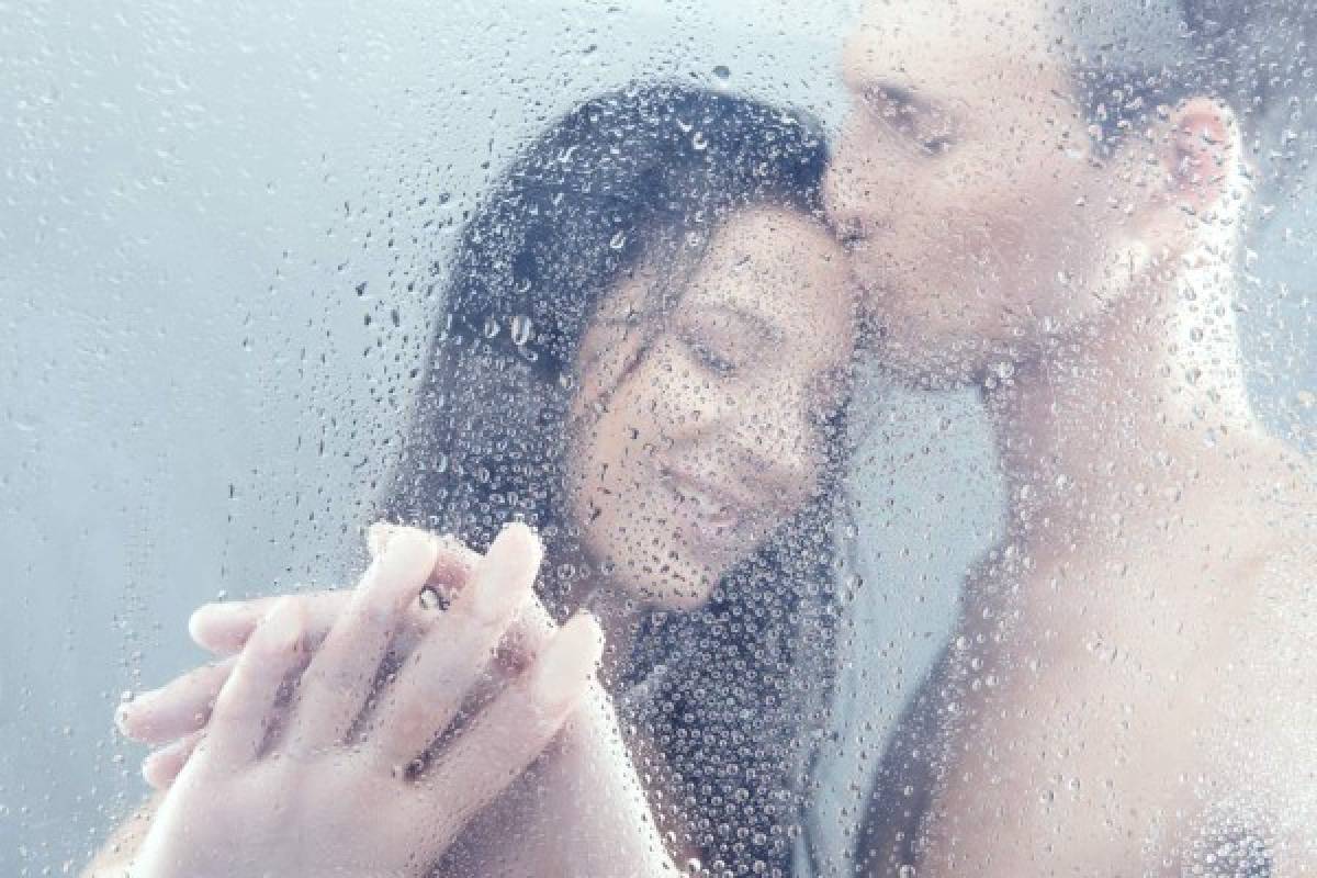 A ducharse...Un placentero baño con la pareja