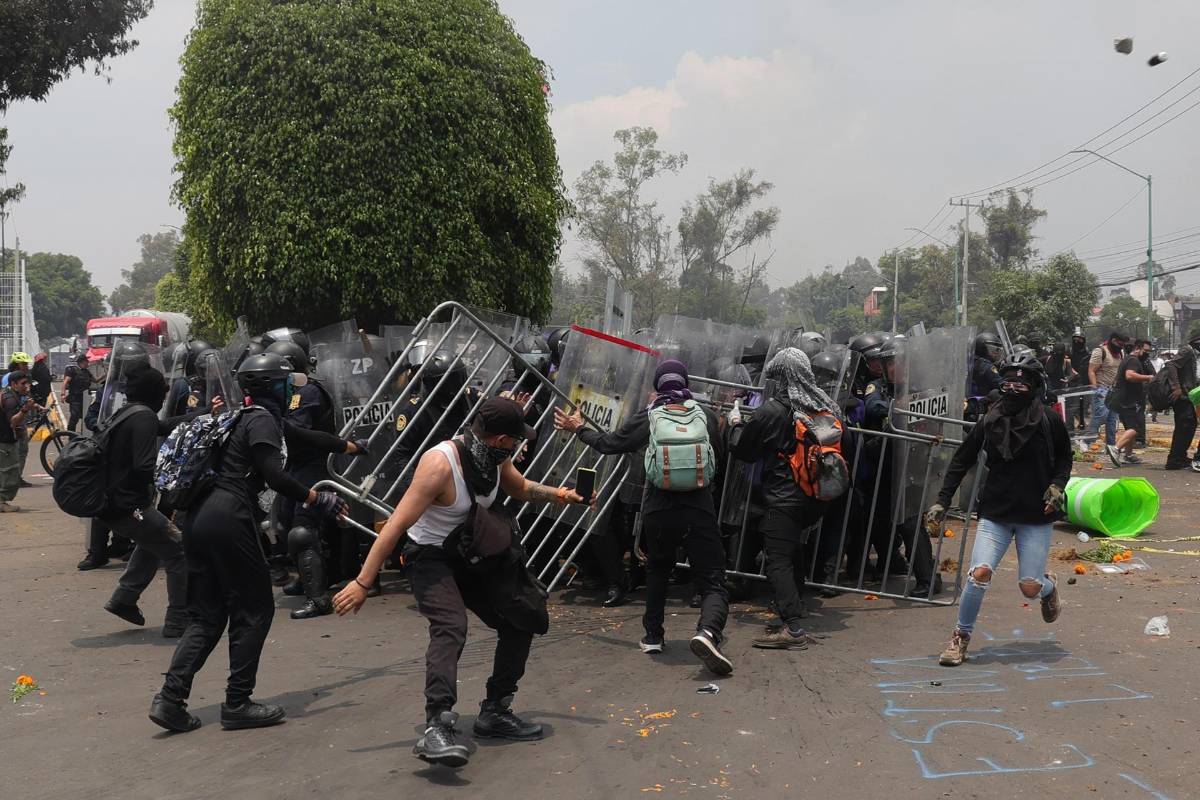 La jornada inaugural del Mundial en México deja 19 detenidos y 11 policías heridos