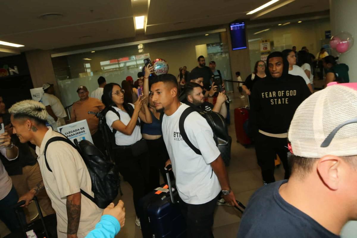 Quioto recibe propuesta y linda chica cautivó en llegada de legionarios a Honduras