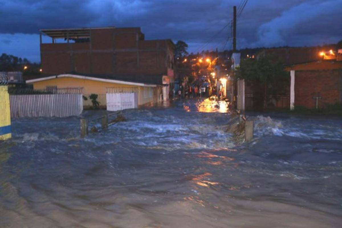 Tegucigalpa: Incomunicadas 50 familias por desborde de quebrada