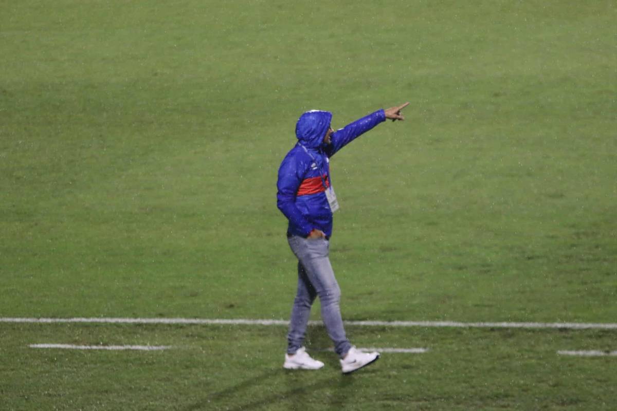Polémica en Olimpia vs Marathón, jugadores fueron encarados por barras y lindas chicas