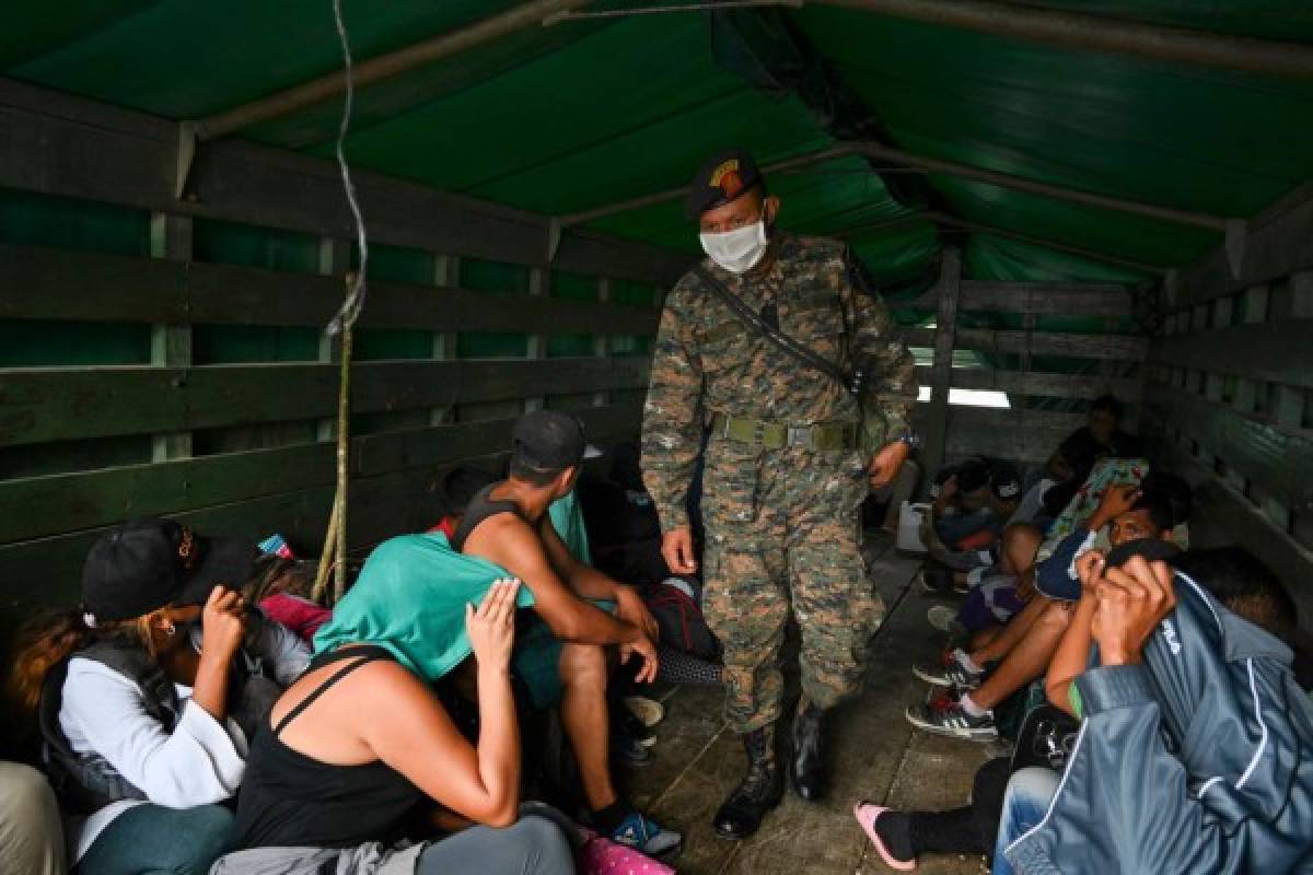 Decenas de camiones de uso militar viajaban cargados de migrantes el pasado sábado, con el fin de retornarlos a Honduras. Foto: AFP