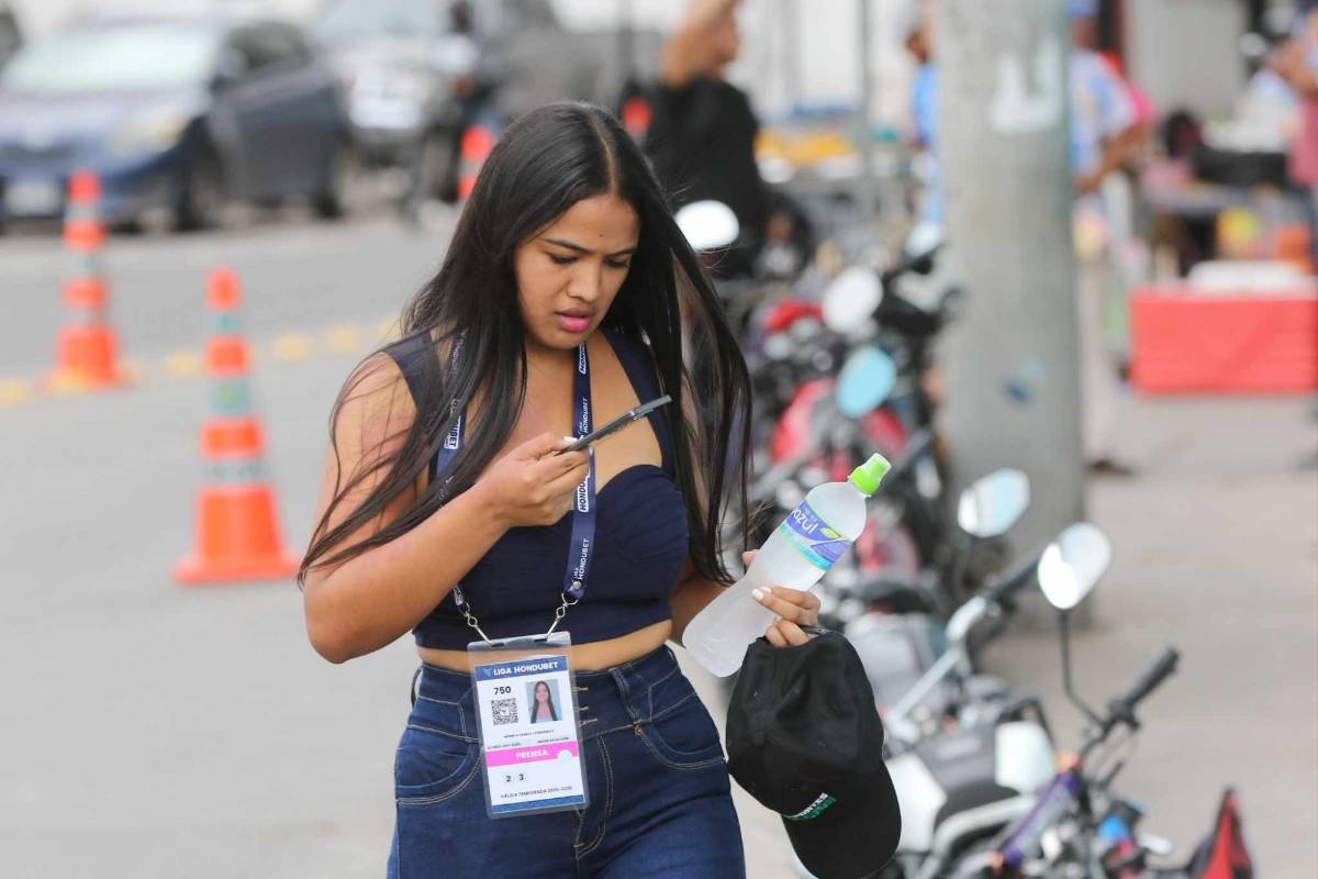 Las bellas chicas que se robaron  miradas en el clásico capitalino entre Motagua y Olimpia