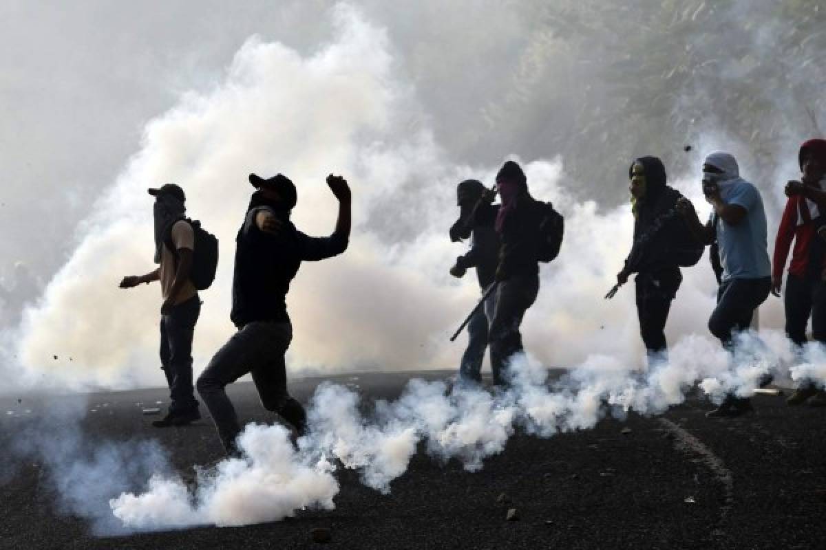 Compañeros de 43 estudiantes de Ayotzinapa se enfrentan con policía  