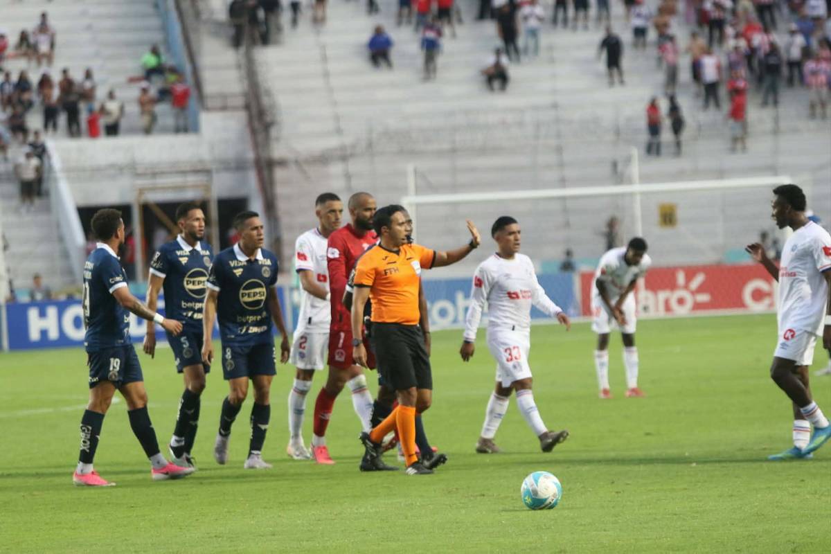 Olimpia humilla a Motagua, jugador sale herido, visita especial y sorprende lo que hicieron los DT