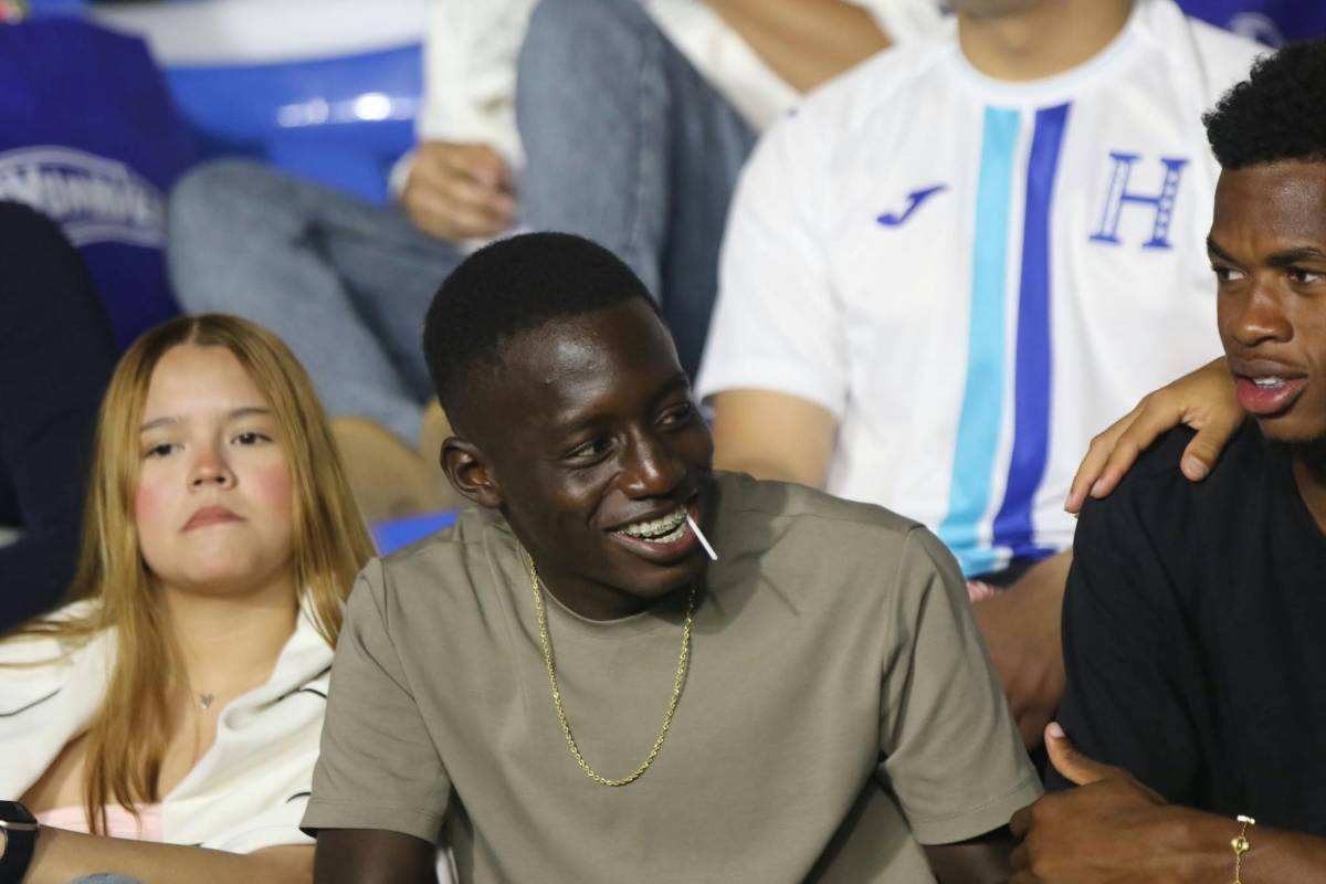 Linda esposa de futbolista captada, héroe de Honduras y charla secreta ante Jamaica en Concacaf