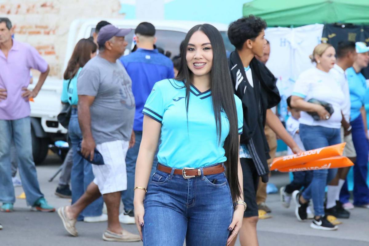 Las bellas chicas que fueron captadas en el Nacional en partido de Honduras ante Haití