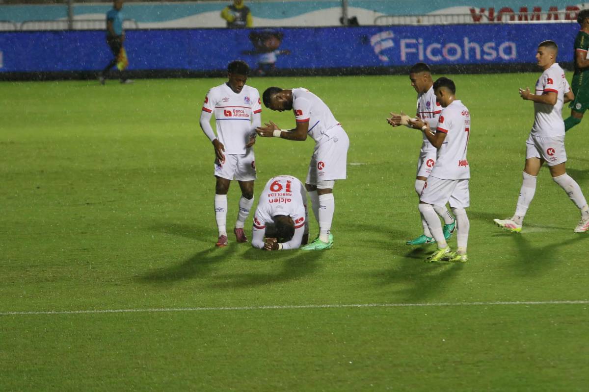 Polémica en Olimpia vs Marathón, jugadores fueron encarados por barras y lindas chicas