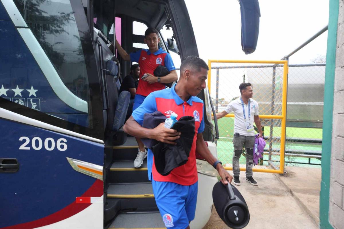 Llegada de Olimpia, curiosa charla de Espinel y las bellas chicas en el estadio Óscar Peralta
