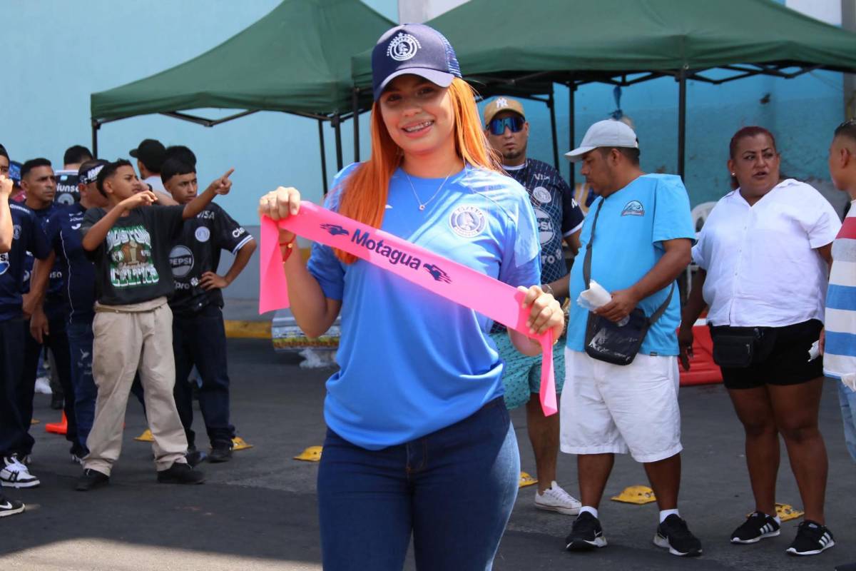 Bella policía sorprende, periodista es captada besándose y las lindas chicas en el Nacional