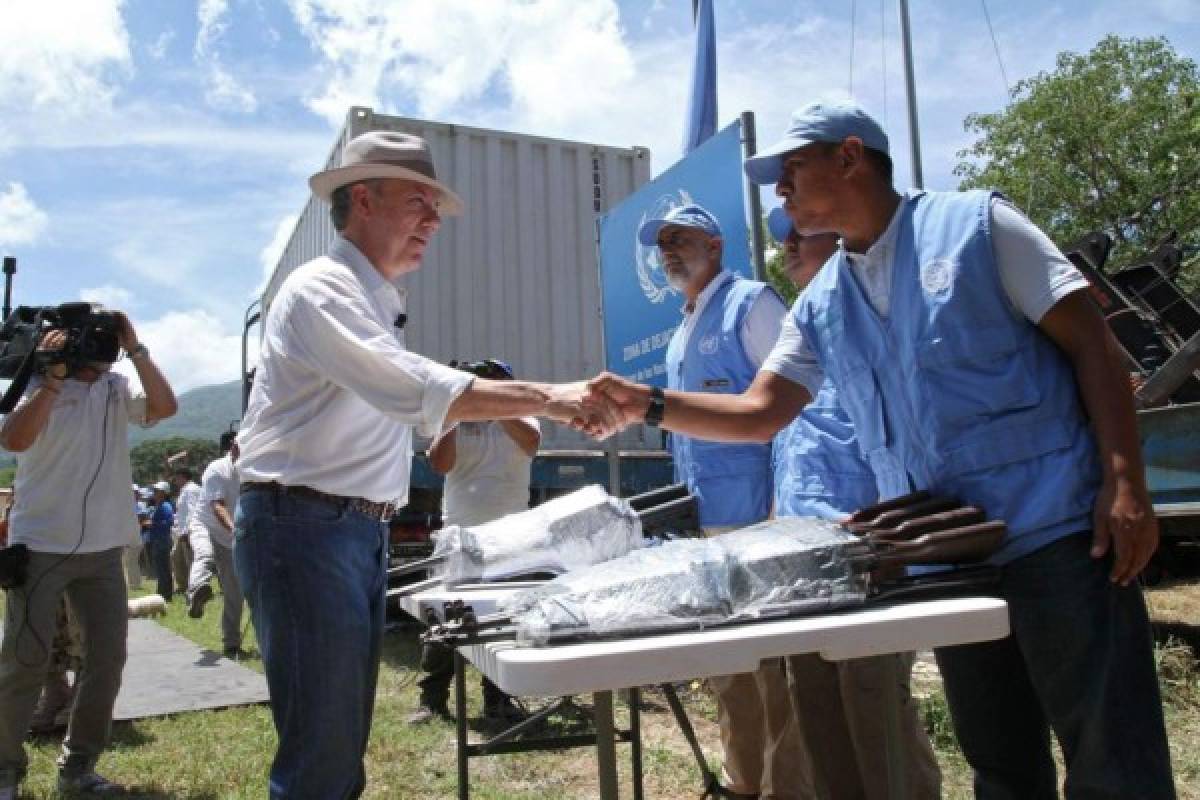 Colombia da por terminado conflicto con FARC tras desarme de guerrilla