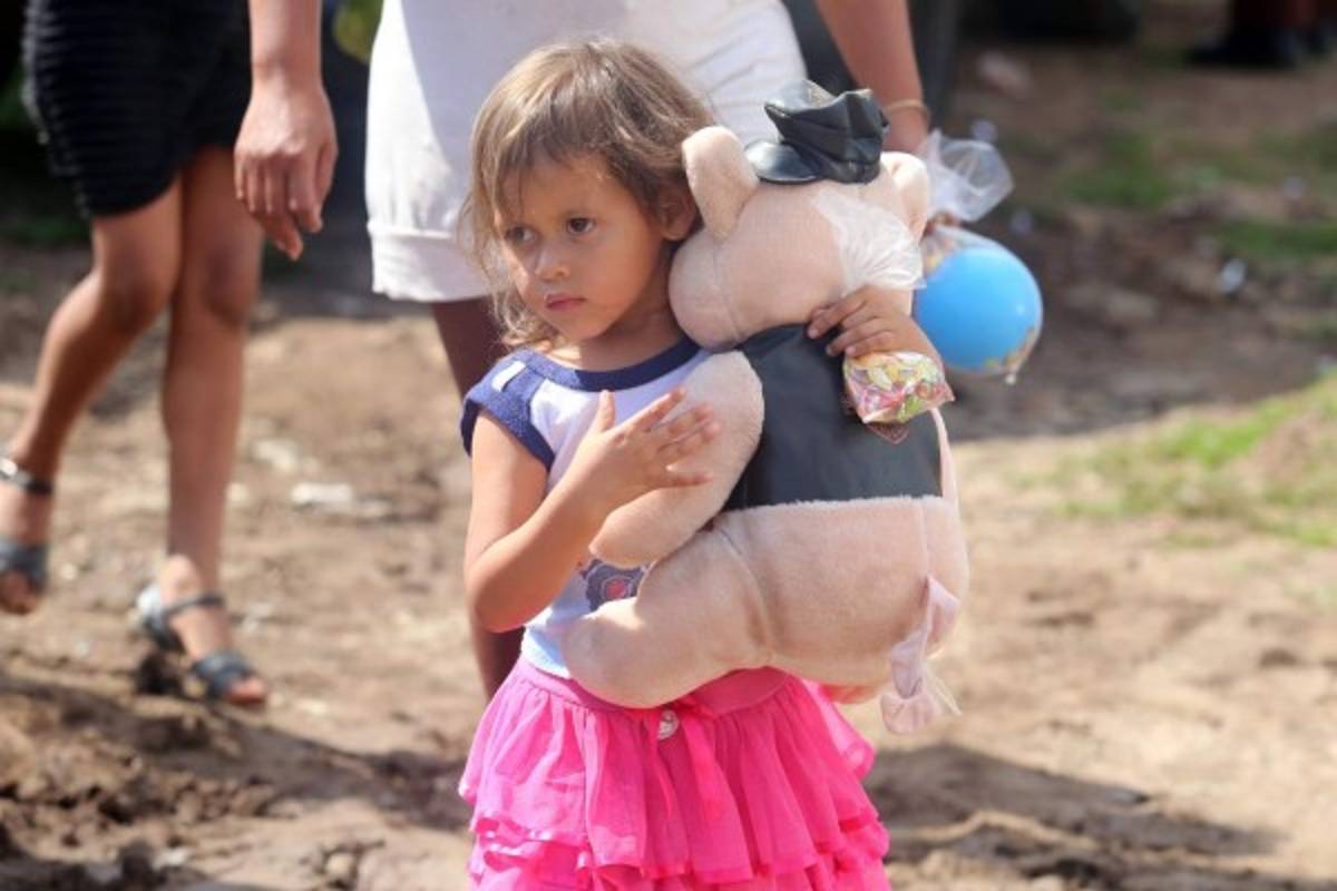 Niños de Santa Clara ofrecen plegarias de agradecimiento al recibir juguetes