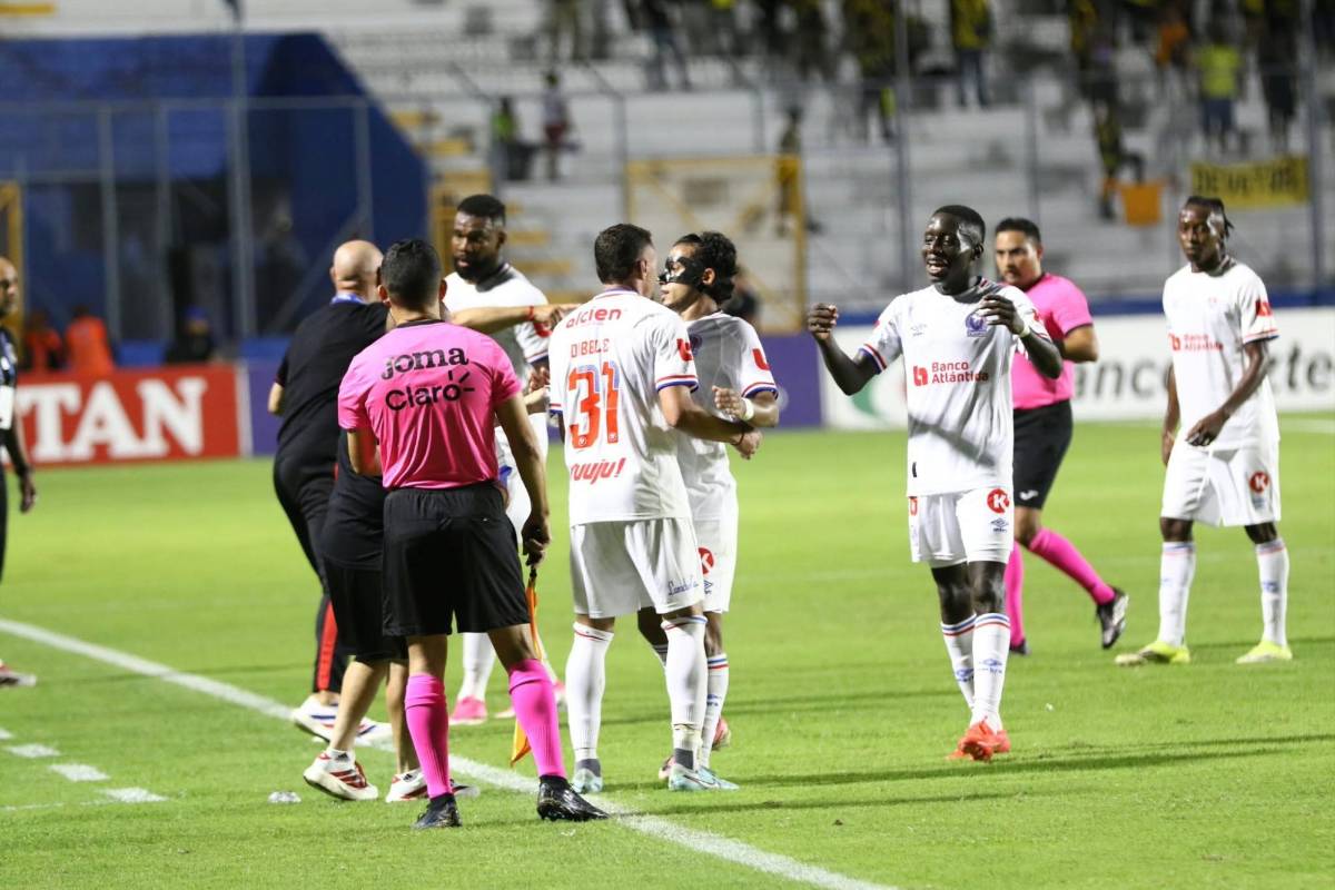 Jugador sacado en ambulancia, MVP de Olimpia y tristeza de Real España tras perder invicto