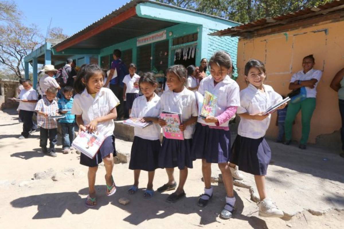 “Gracias, diario EL HERALDO” gritaban en coro los niños cuando terminó el proceso de entrega en el cual se les equipó de útiles.