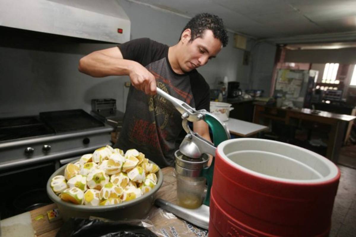 Durante la semana colabora en el negocio de sus padres.