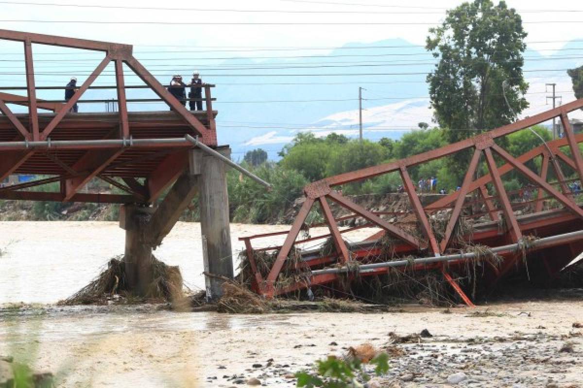 Se reportó la caída del puente Virú, que comunica a Lima con el norte, foto: AFP.