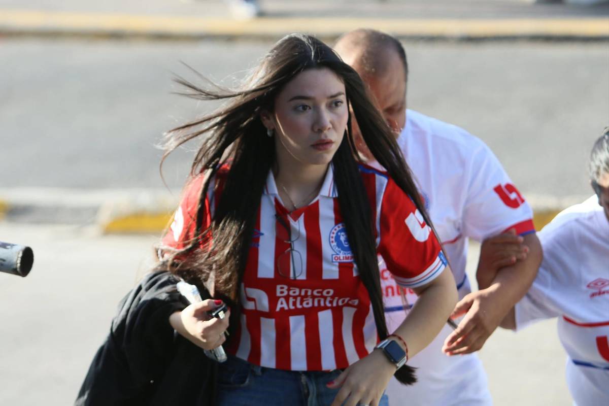 Lindas chicas, Chucky merengue y gran gesto de jugadores: Ambiente en el Olimpia vs Real España