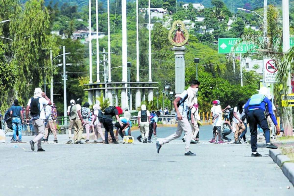 Honduras: Estudiantes de media recibirán bono de mil lempiras
