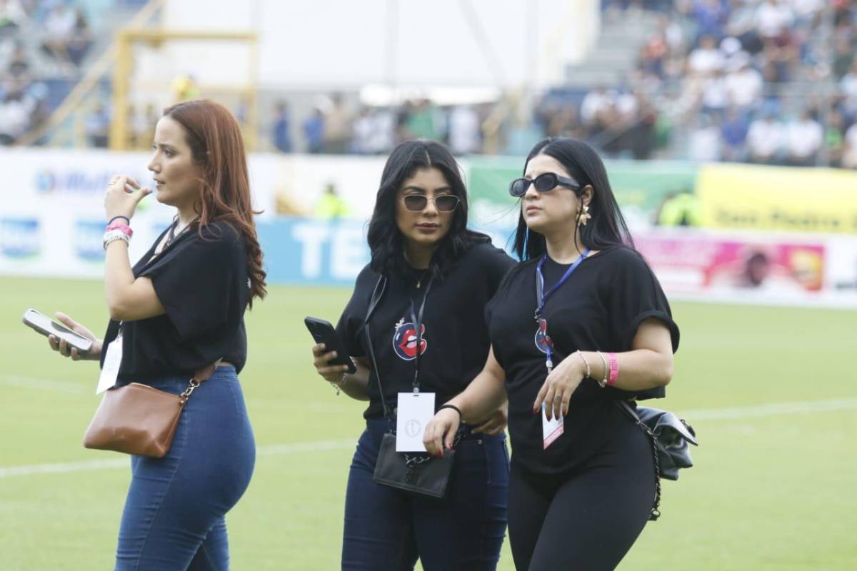 Las bellas chicas que robaron miradas en partido de tiktokers en el estadio Morazán